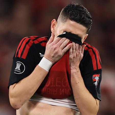 Jorginho se lamenta durante Flamengo x Estudiantes, jogo da Libertadores