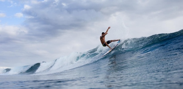 Gabriel Medina cai na água no Taiti - Kelly Cestari/WSL