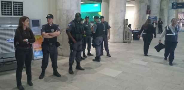 Policiais se posicionam para receber delegação do Vasco no aeroporto Santos Dumont - Rodrigo Paradella/UOL