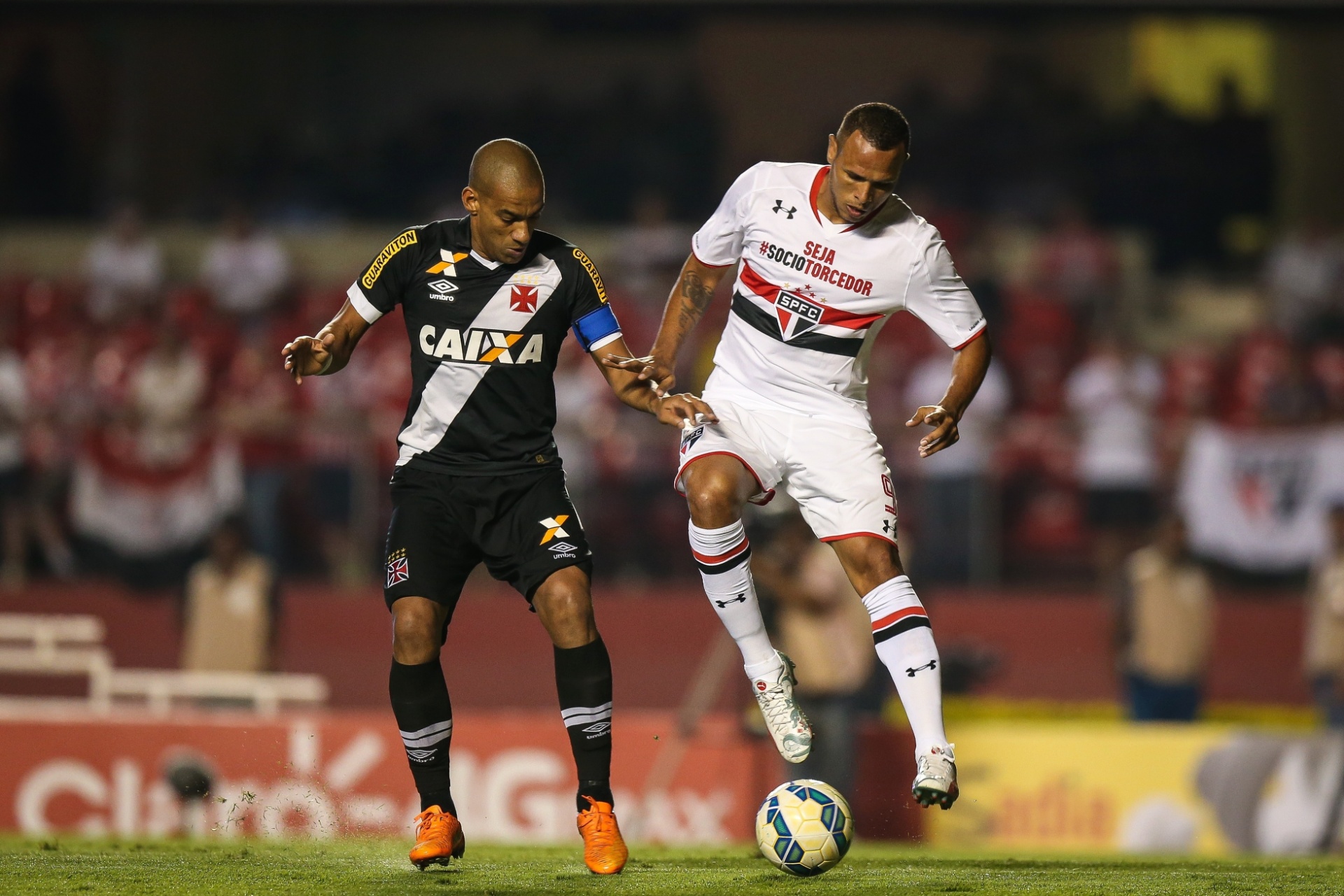Luis Fabiano e Rodrigo disputam a bola durante o confronto entre São Paulo e Vasco pela Copa do Brasil - Julia Chequer/Folhapress