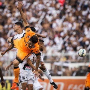 Jogadores de Corinthians e Ponte disputam bola aérea - Eduardo Knapp/Folhapress