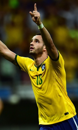 Renato Augusto comemora o seu gol pelo Brasil contra o Peru, nas Eliminatórias da Copa do Mundo