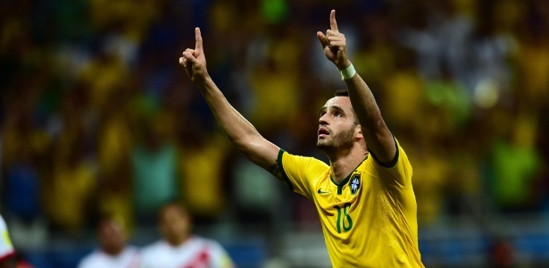 Renato Augusto marcou no último jogo da seleção em 2015 - AFP PHOTO / CHRISTOPHE SIMON