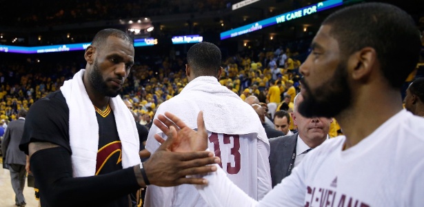 Embalado por LeBron James e Kyrie Irving, Cavs recebem Warriors nesta quinta (16) - Ezra Shaw/Getty Images/AFP