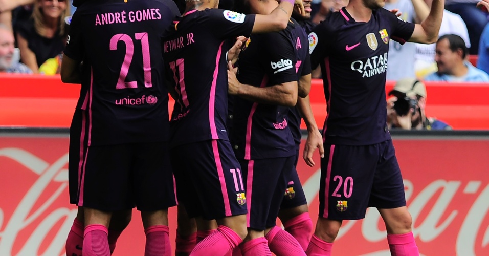 Jogadores do Barcelona celebram gol contra o Sporting Gijón