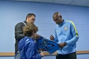 Fernandinho, do Manchester City, assina a camisa de jovem fã brasileiro - Divulgação/Manchester City - Divulgação/Manchester City