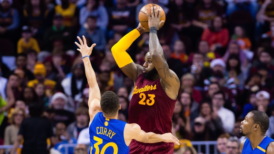 LeBron James tenta fazer a jogada e é marcado por Steph Curry, no duelo entre Cleveland Cavaliers e Golden State Warriors - Jason Miller/Getty Images/AFP