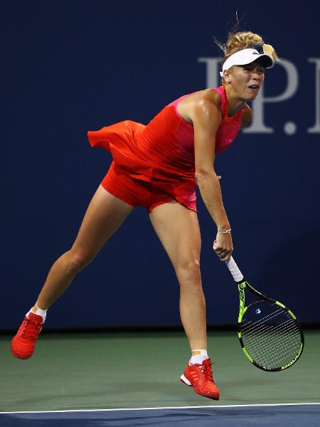 A tenista dinamarquesa Caroline Wozniacki saca contra a russa Ekaterina Makarova - Al Bello/Getty Images/AFP