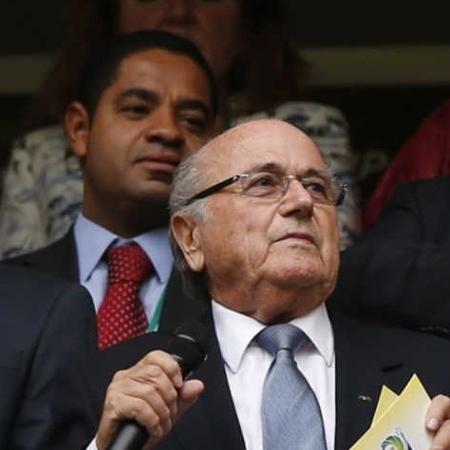 Alexandre (gravata vermelha), atrás de Blatter, durante abertura da Copa das Confederações 2013 - Jorge Silva/Reuters