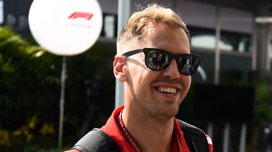 O piloto alemão Sebastian Vettel, da Ferrari, chega a Cingapura - Roslan RAHMAN / AFP