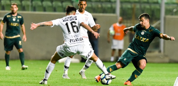 Araos e Leandro Donizete dividem a bola em América-MG x Corinthians - Mourão Panda / América - Mourão Panda / América