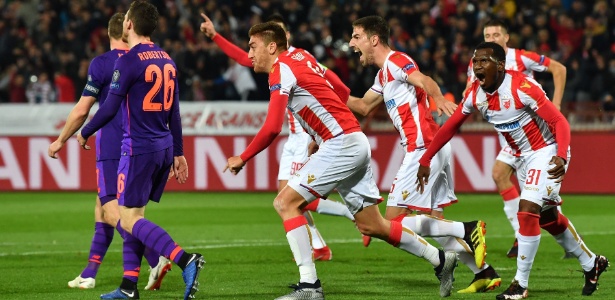 Jogadores do Estrela Vermelha comemoram gol sobre o Liverpool - Andrej ISAKOVIC / AFP