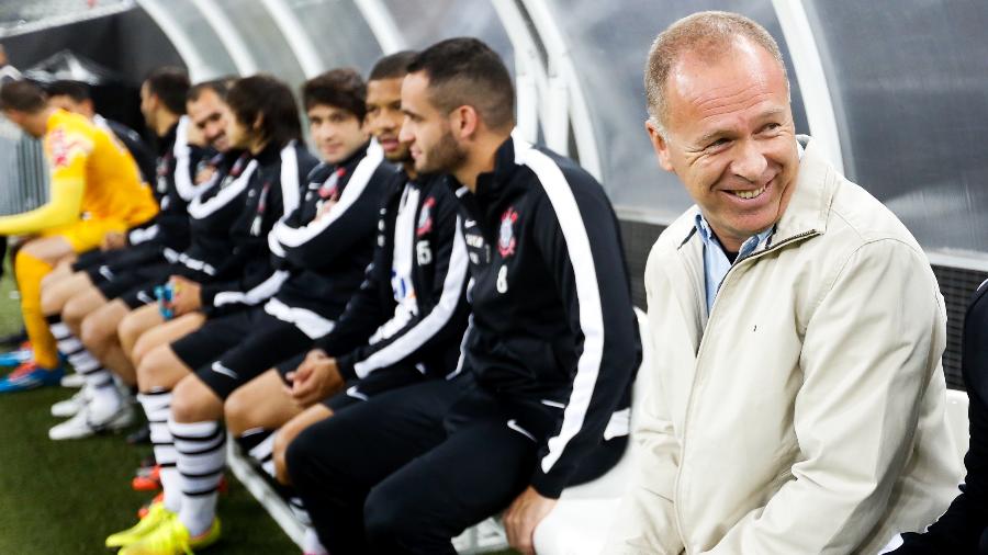 Mano Menezes junto ao banco do Corinthians em partida com a Chapecoense, na Arena Corinthians - Alexandre Schneider/Getty Images