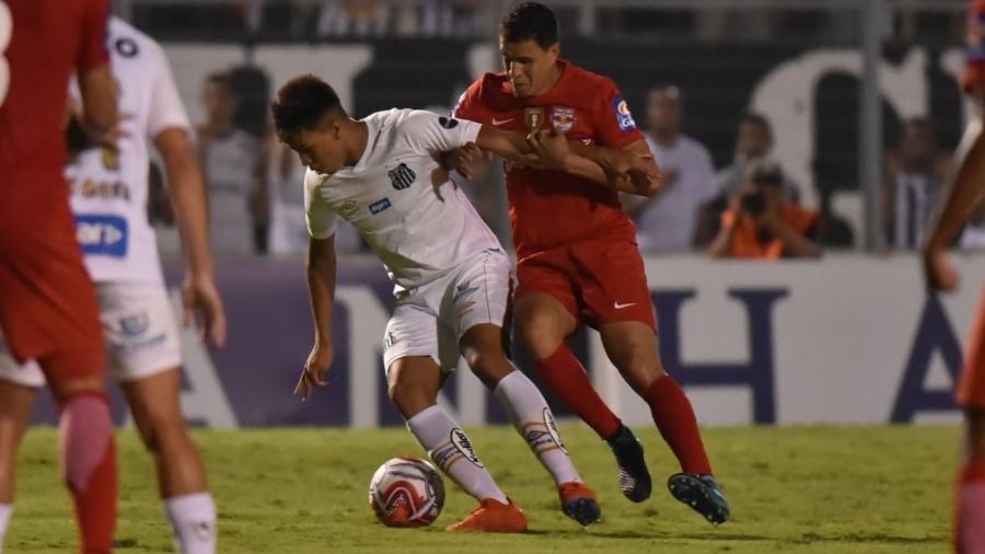 Kaio Jorge disputa bola em partida entre Santos e Red Bull Brasil - Ivan Storti/Santos FC