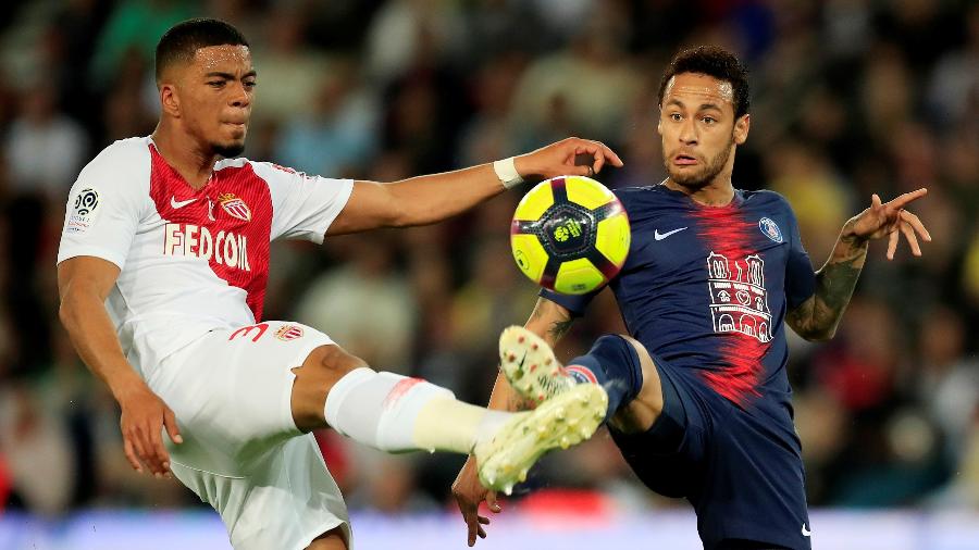 Neymar disputa bola na partida entre PSG e Monaco - Gonzalo Fuentes/Reuters