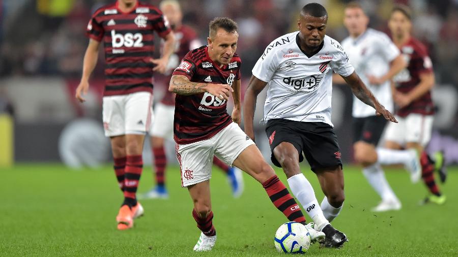 Rafinha, do Flamengo, disputa lance com Marcelo Cirino, do Athletico-PR - Thiago Ribeiro/AGIF
