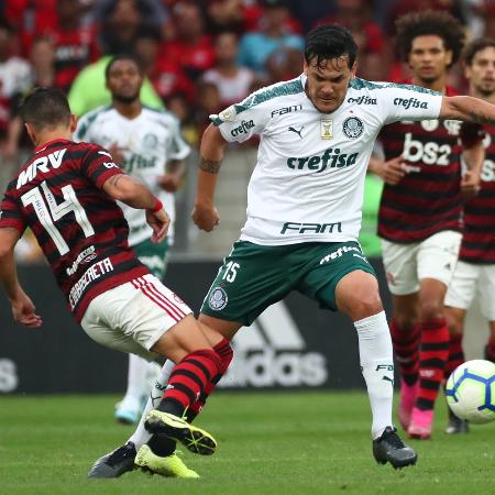 O paraguaio Gustavo Gomez disputa bola com o uruguaio Arrascaeta - REUTERS/Pilar Olivares
