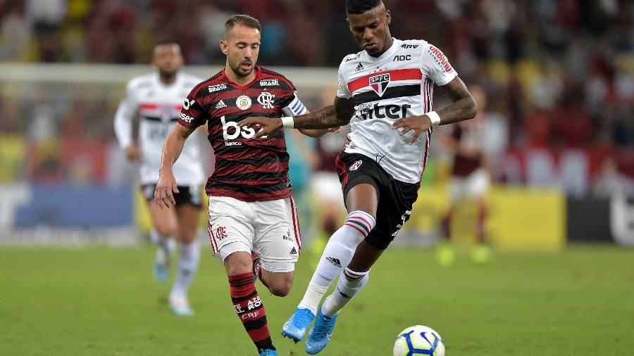 Everton Ribeiro, jogador do Flamengo, disputa lance com Arboleda, do São Paulo, durante partida pelo Campeonato Brasileiro - Thiago Ribeiro/AGIF
