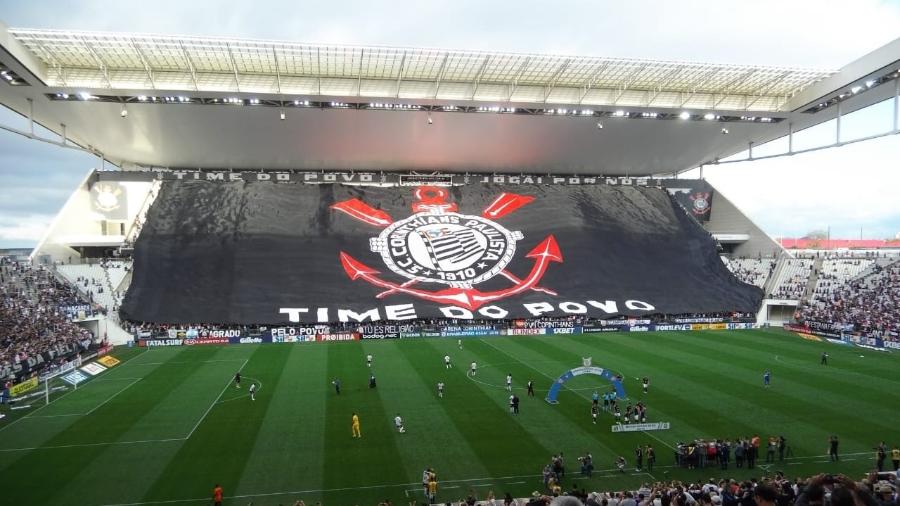 Corinthians estende maior bandeirão da história da Arena antes de clássico contra o Santos - Gabriel Carneiro/UOL