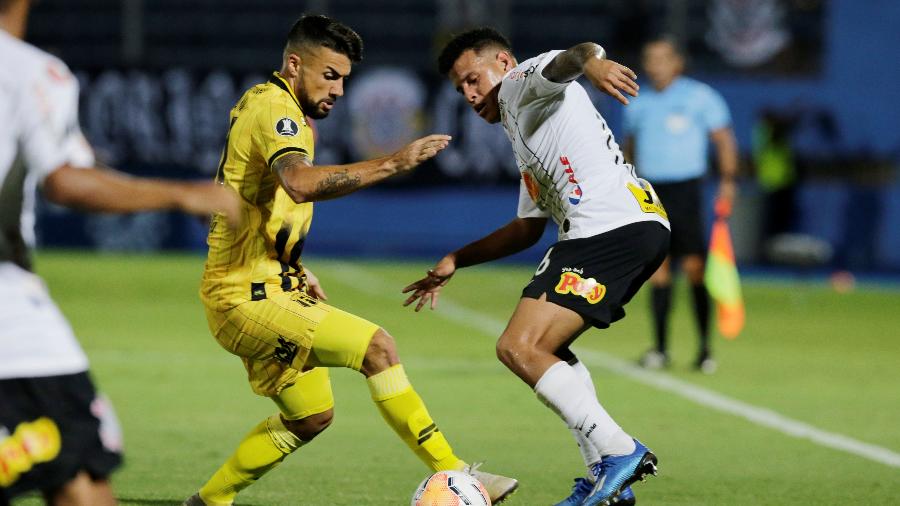 Sidcley em ação pelo Corinthians contra o Guaraní pela Libertadores; fraco desempenho do lateral não era esperado - Jorge Adorno/Reuters