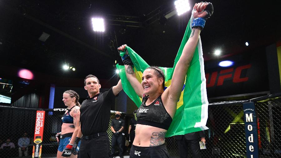 Jennifer Maia celebra vitória sobre Joanne Calderwood em luta do UFC em Las Vegas  - Chris Unger/Zuffa LLC via Getty Images