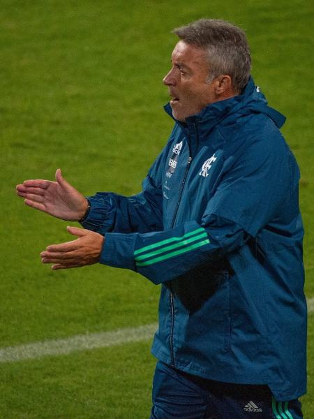 Comentarista diz que Dome chama responsabilidade desnecessária no Fla