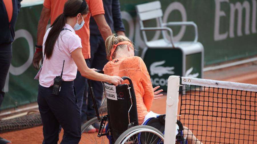 Kiki Bertens é retirada de quadra de cadeira de rodas após vitória sobre Sara Errani - Corbis via Getty Images