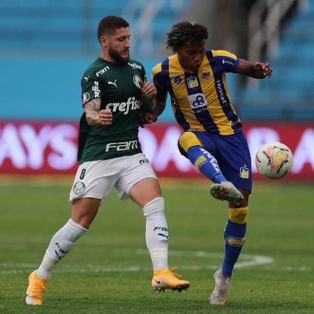 Zé Rafael disputa bola durante Delfín x Palmeiras, jogo da Libertadores 2020 - Dolores Ochoa - Pool/Getty Images
