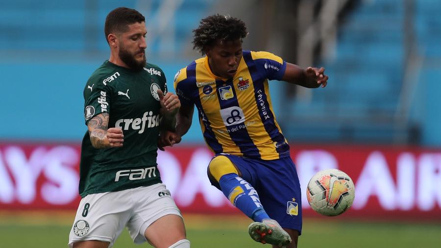 Zé Rafael disputa bola durante Delfín x Palmeiras, em jogo da Libertadores 2020 - Dolores Ochoa - Pool/Getty Images