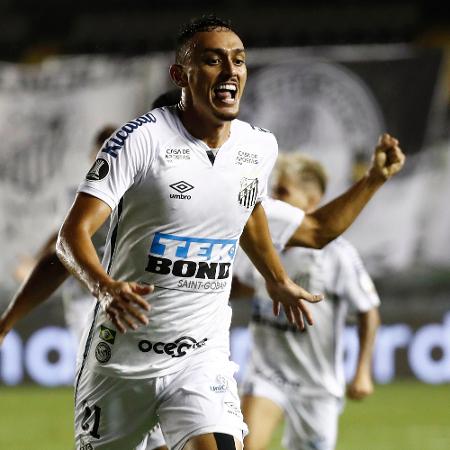 Pituca comemora gol do Santos sobre o Boca Juniors na semifinal da Copa Libertadores - Sebastiao Moreira-Pool/Getty Images