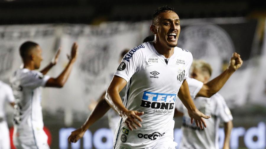 Pituca comemora gol do Santos sobre o Boca Juniors na semifinal da Copa Libertadores - Sebastiao Moreira-Pool/Getty Images