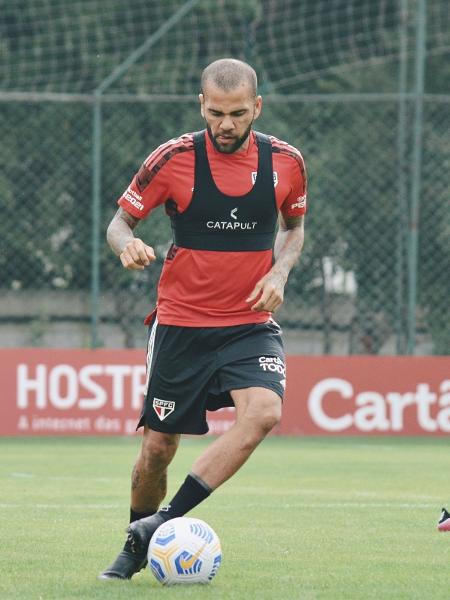 Daniel Alves, lateral do São Paulo, trabalha no campo do CT da Barra Funda - Erico Leonan/São Paulo FC