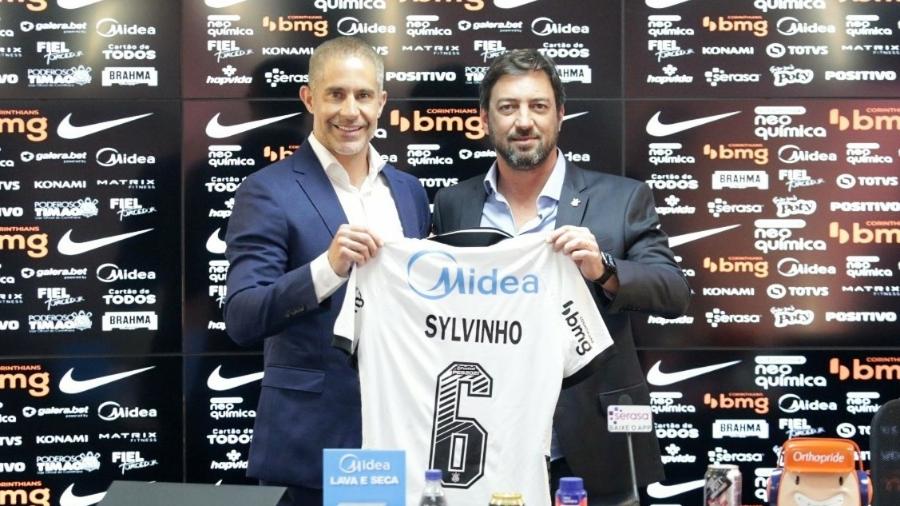Sylvinho recebe a camisa 6, sua numeração na época de jogador, das mãos do presidente Duilio Monteiro Alves  - Rodrigo Coca/ Ag. Corinthians 
