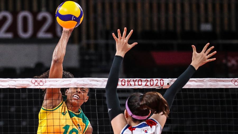 Fernanda Garay ataca durante a partida entre Brasil e Coreia do Sul na semifinal do vôlei em Tóquio - Gaspar Nóbrega/COB