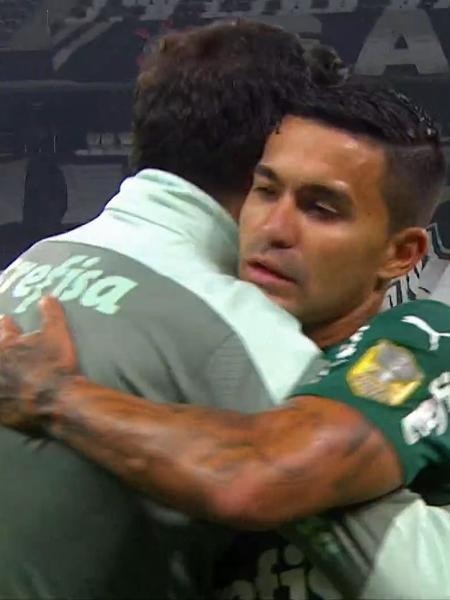 Dudu abraça Abel Ferreira ao ser substituído em Corinthians e Palmeiras - Reprodução/Twitter