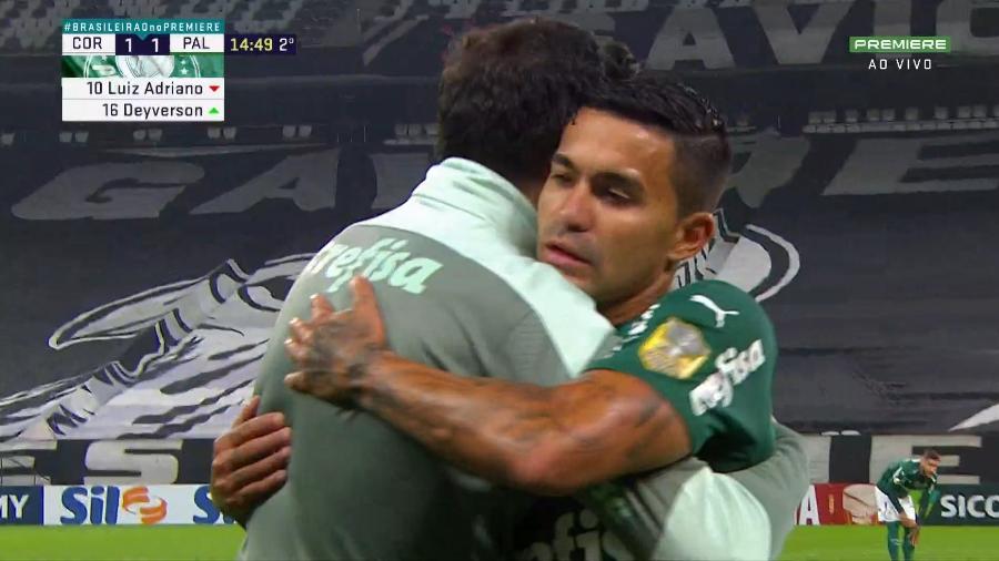 Dudu abraça Abel Ferreira ao ser substituído em Corinthians e Palmeiras - Reprodução/Twitter