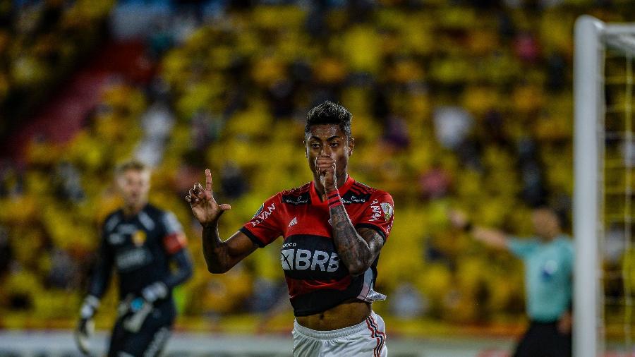 Bruno Henrique comemora gol do Flamengo, com o goleiro Burrai ao fundo - Marcelo Cortes/CRF