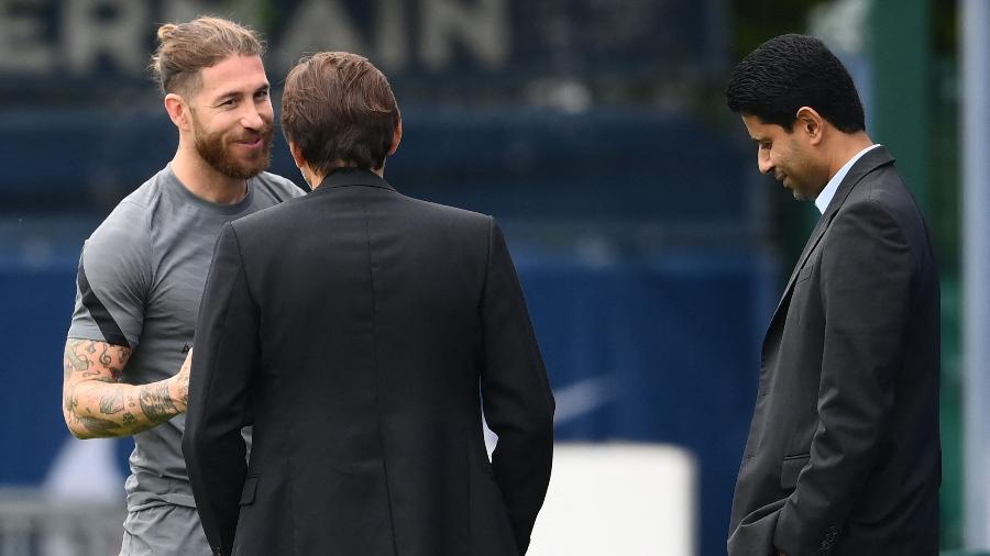 Sergio Ramos em conversa com Leonardo e o presidente do PSG no CT - FRANCK FIFE / AFP