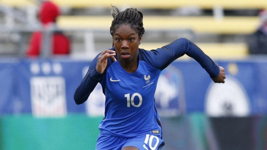 Aminata Diallo, meia do time feminino do PSG e da seleção francesa, foi detida pela polícia na França - Paul Vernon / AFP