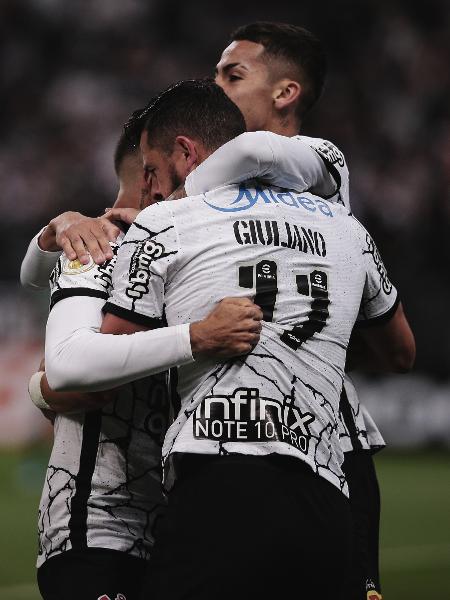 Jogadores do Corinthians se abraçam após Giuliano abrir o placar contra o Cuiabá - Ettore Chiereguini/AGIF