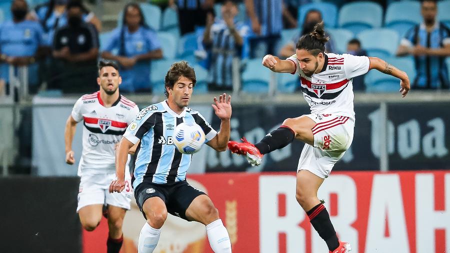 Benítez tenta o chute no duelo do São Paulo contra o Grêmio pelo Brasileirão - Pedro H. Tesch/AGIF