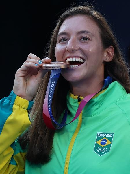 Luisa Stefani com a medalha de bronze de Tóquio 2020