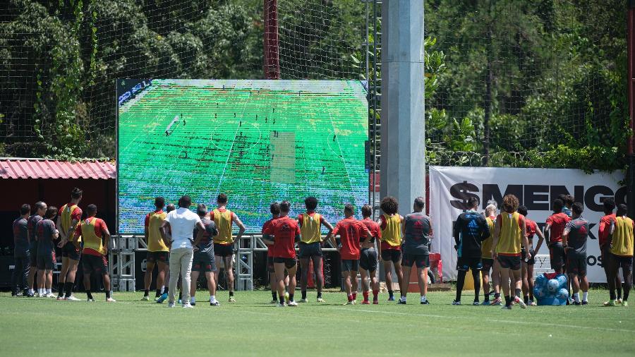 Treino do Flamengo usando telão pedido por Paulo Sousa. Correções em tempo real no Ninho - Alexandre Vidal / Flamengo