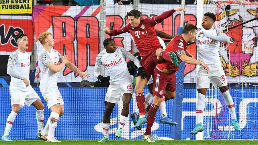 Lewandowski não teve vida fácil na partida do Bayern contra o Salzburg - KERSTIN JOENSSON/AFP