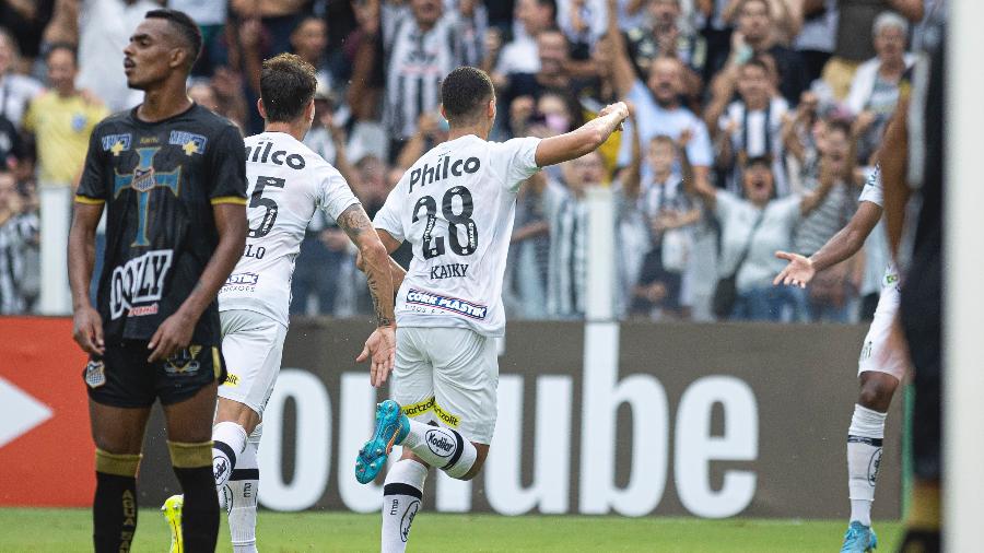 Kaiky comemora o terceiro gol do Santos diante do Água Santa - Diogo Reis/AGIF