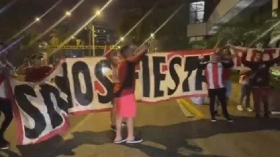 Torcedores do River nas ruas de Lima depois da suspensão do toque de recolher - Reprodução TV