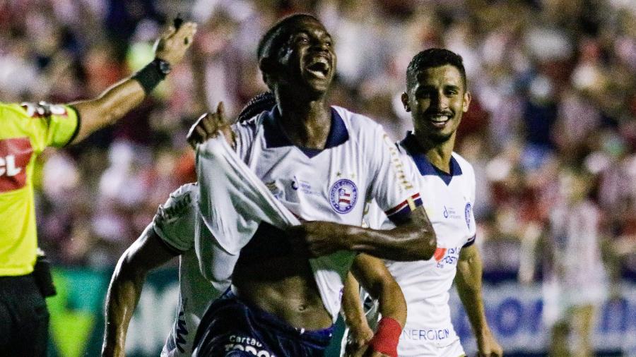 Douglas Borel tira a camisa ao comemorar gol do Bahia contra o Náutico e acaba expulso - Rafael Vieira/AGIF