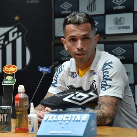 Carabajal, na apresentação à imprensa pelo Santos - Ivan Storti/ Santos FC