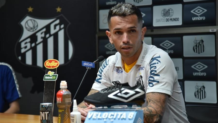 Carabajal é apresentado à imprensa pelo Santos - Ivan Storti/ Santos FC
