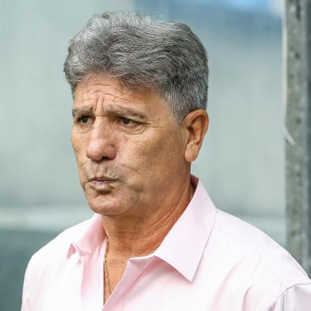 Renato Gaúcho observa jogadores durante Grêmio x Bahia, jogo da Série B. - Pedro H. Tesch/AGIF